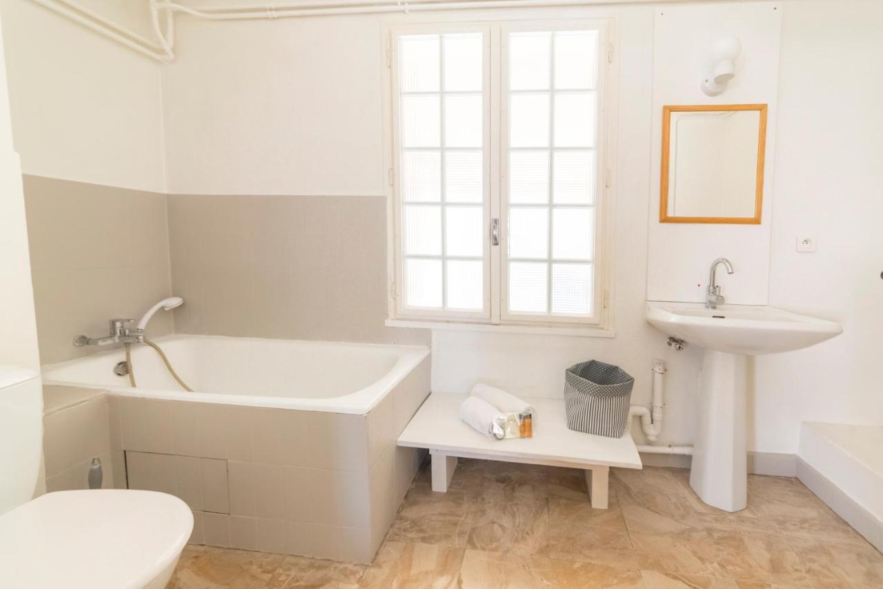 Appartement De Charme - Vue Sur Remparts - Wifi Gratuit - Parking Payant A Proximite Avignon Buitenkant foto